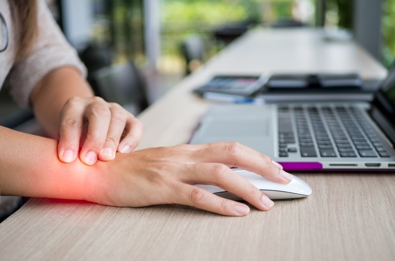 Dolor de Muñeca al Usar Ratón y Teclado: 7 Errores Frecuentes